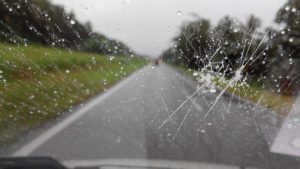 フロントガラスへの「飛び石」は運?被害を最小限に抑える方法があった