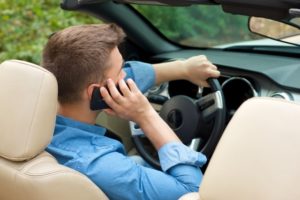 スマホの『ながら運転』で一発免停?罰則はどう変わるのか?