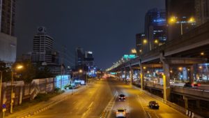 高速道路の深夜割引が見直し。深夜走行分のみ割引対象にして割引適用時間を拡大。