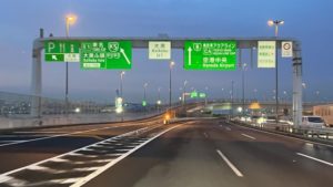 ETCレーンをカルガモ走行で突破。不正通行の罰則はいくら?